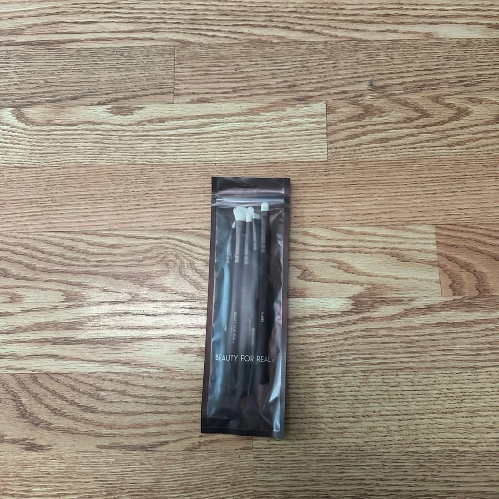 Beauty For Real set of 5 makeup brushes. Brand‎ new unopened